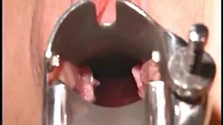 ბიჭები გარშემორტყმული redhead ქალიშვილი გულშემატკივარი და დაიწყო აქტიურად fuck მისი