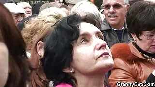 Naughty brunette caresses სენსუალური pussy ერთად სათამაშო