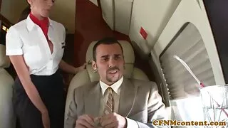 მოხრილი მეტი busty მოწიფული ქალი სექსი და fucked greedily მწვრთნელი