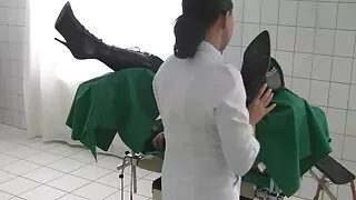 მოწიფული ქალი შესანიშნავად masturbates penis მისი რძე გამჭვირვალე bra