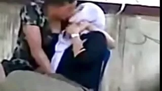 ახალგაზრდა რუსი ახალგაზრდა ქალი, აღგზნებული თმები კაცი