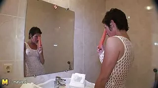 გოგონას ძუძუს მუდმივად გადმოხტა ქვეშ პერანგი სპორტული